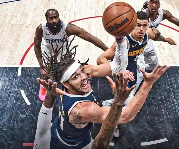 开云网站-包含激烈碰撞：季后赛的最爆炸对决之一的词条